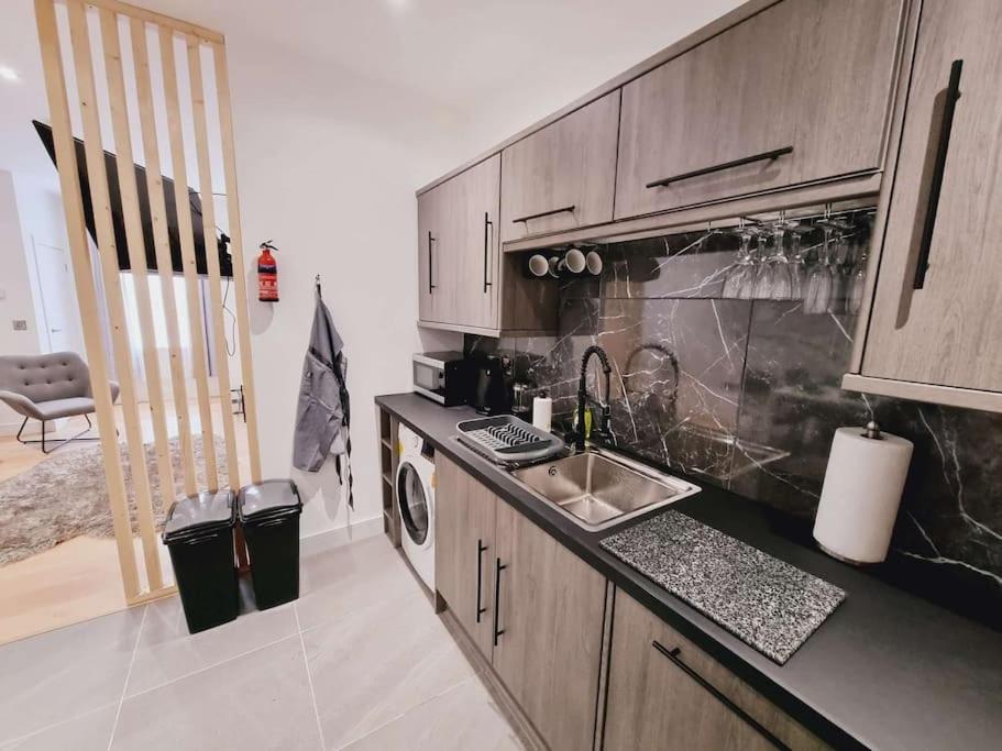 Lmk, Spacious 1 Bedroom Ground Floor Apartment, Ev Charger, Free Parking Wi-Fi, Great Location 벨파스트 외부 사진